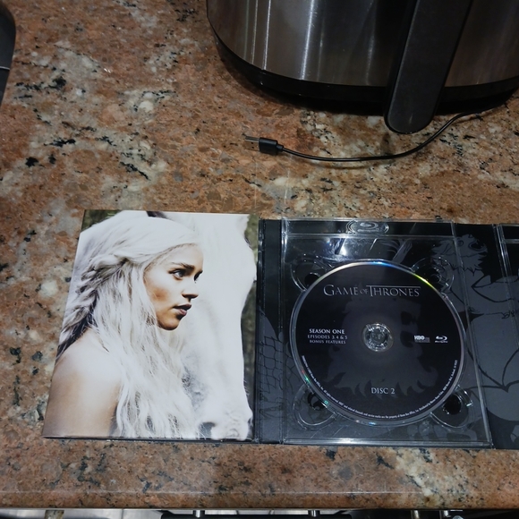 Game of Thrones: The Complete First Season (Blu-ray, 2012, 5-Disc Set) - Picture 3 of 16